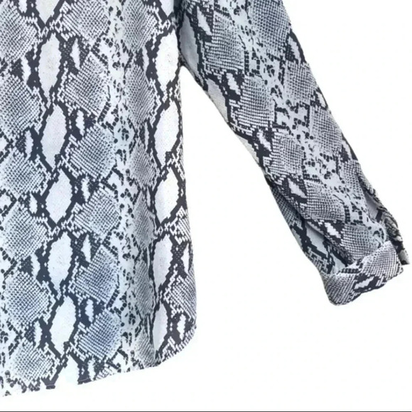 Kut From The Kloth Women’s Snake Print Sinclair Gray White Blouse Size XL - Picture 5 of 14